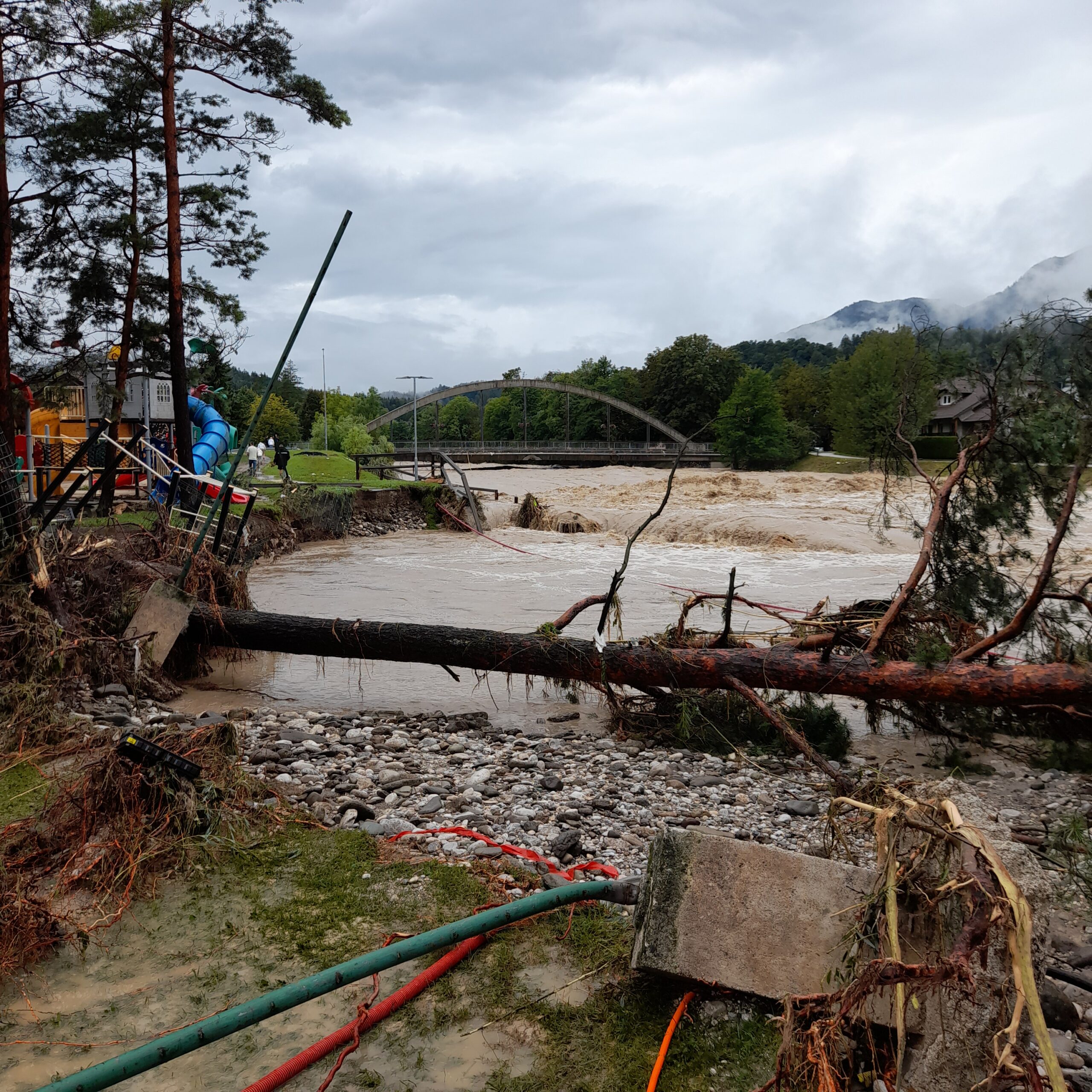 Porušen most in naplavine po poplavah avgusta 2023