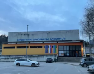 Športna dvorana Mozirje, zunanjost s parkiriščem