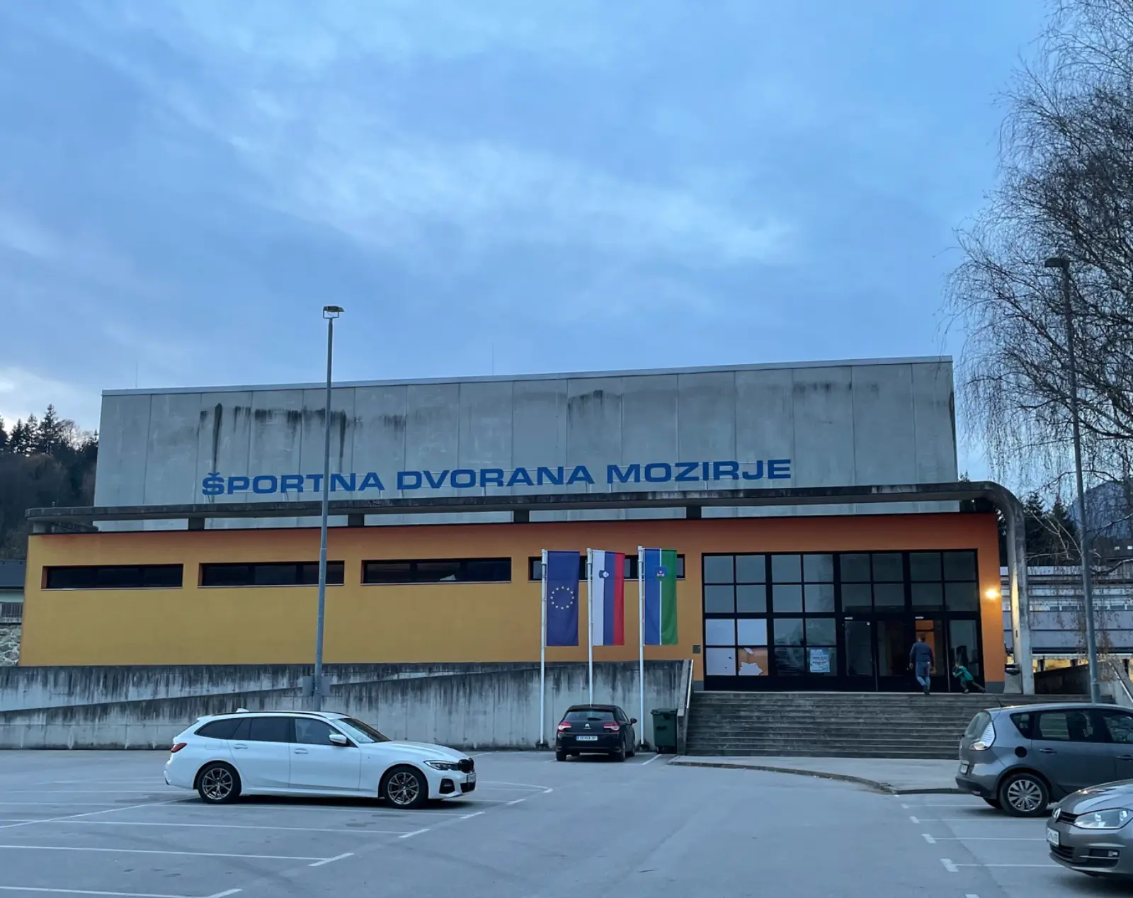 Športna dvorana Mozirje, zunanjost s parkiriščem