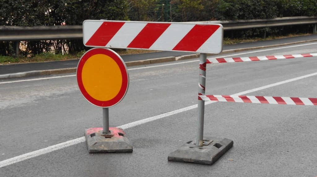 Prometni znak za popolno zaporo ceste